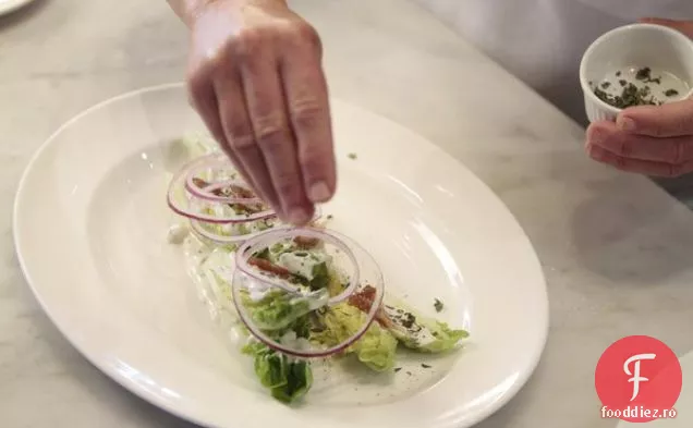 Salată Mică Bijuterie Cu Curmale, Ceapă Roșie Și Gorgonzola Dolce