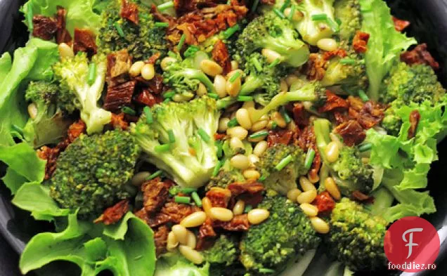 Broccoli, Roșii Uscate La Soare Și Salată Verde