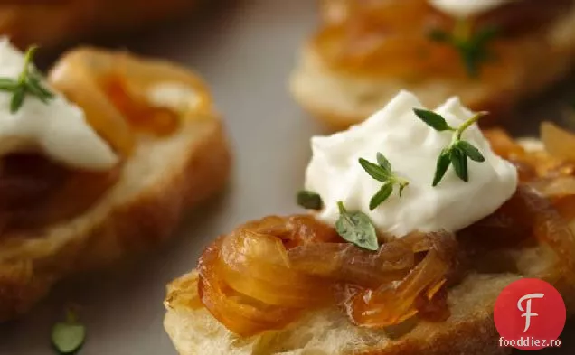 Crostini cu gem de ceapă caramelizat