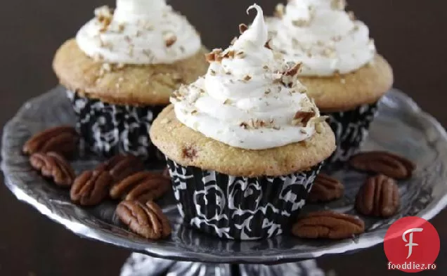 Cupcakes cu rulouri de scorțișoară cu glazură de brânză cremă și nuci pecan