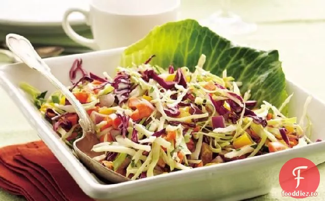 Salată de varză cu sos cremos de busuioc