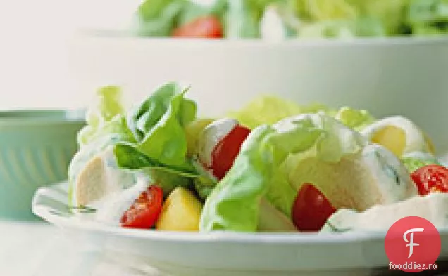 Salată de pui, cartofi și unt cu sos de lămâie-usturoi