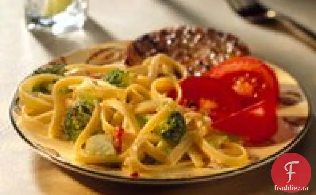 Fettuccine și Broccoli cu sos de cheddar ascuțit