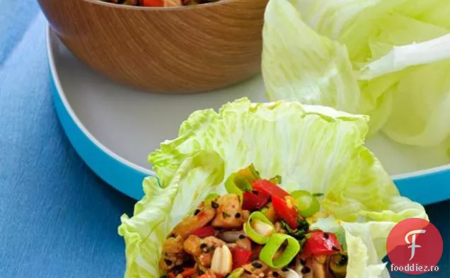 Cupe Asiatice De Salată De Pui