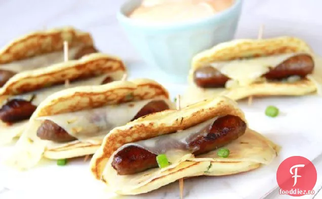 Porci picante de ceapă verde într-o pătură cu sos de scufundare Sriracha