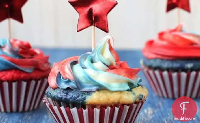 Cupcakes roșii, albe și vopsite în Cravată