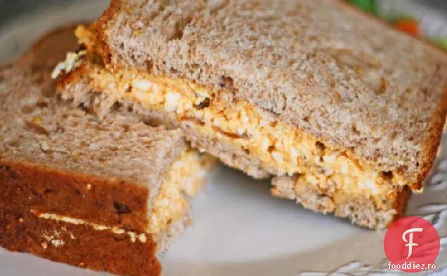 Salată de ouă cu slănină, ouă și brânză