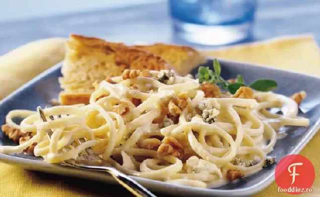 Gorgonzola Linguine cu nuci prăjite
