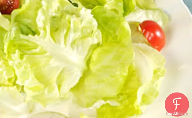 Salată De Salată Boston Cu Pansament De Fermă Din Lapte