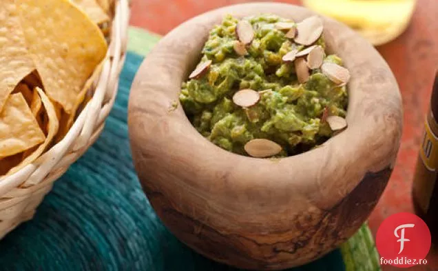 Guacamole de migdale prăjite cu caise