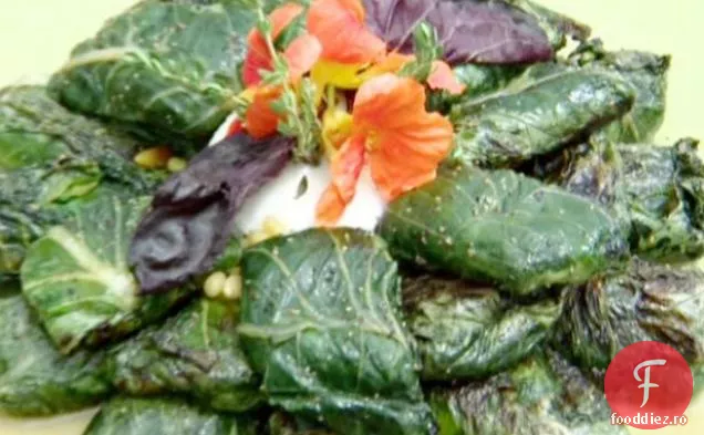 Frunze de romaine Bacara Ranch la grătar cu Prosciutto, nuci de pin și busuioc