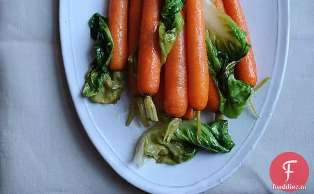 Morcovi Glazurați Cu Salată Bibb Fiartă