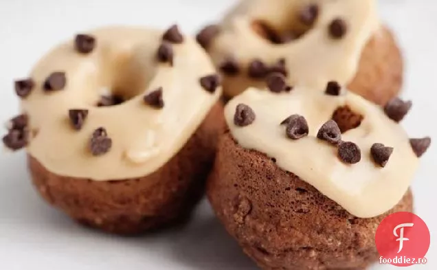 Gogoși de ciocolată la cuptor cu glazură de unt de arahide