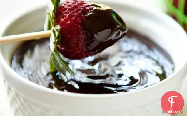 Fondue De Ciocolată Cu Aragaz Lent