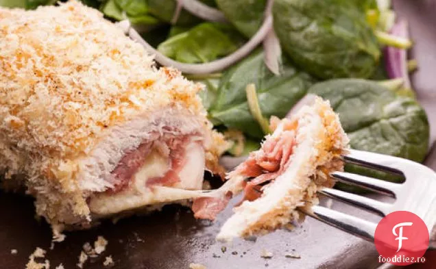 Piept de pui umplut cu prosciutto și brânză Gruyulucrobre (Cordon Bleu de pui)