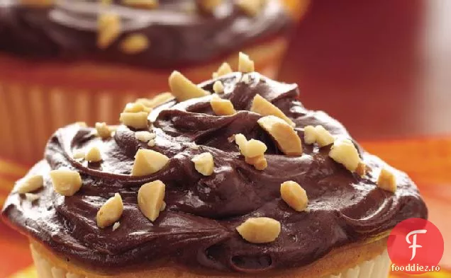 Cupcakes cu unt de arahide cu glazură de ciocolată