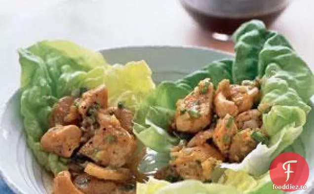 Pui Și Caju În Ambalaje De Salată