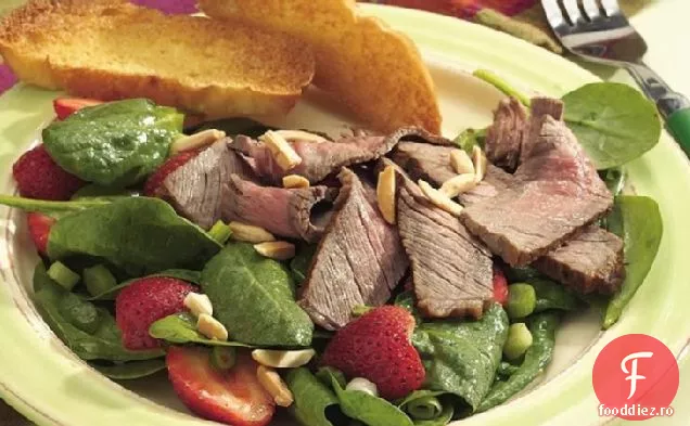 Carne de vită la grătar cu spanac și salată de căpșuni