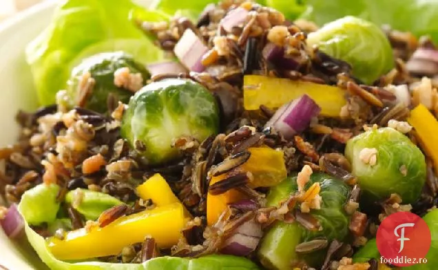 Varză de Bruxelles balsamică de arțar și salate de orez sălbatic