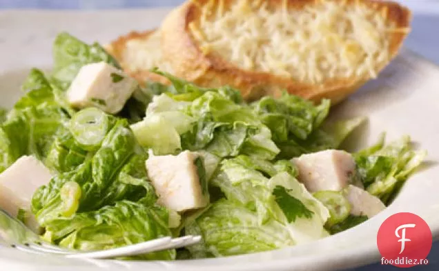 Salată de Romaine și curcan cu sos cremos de Avocado