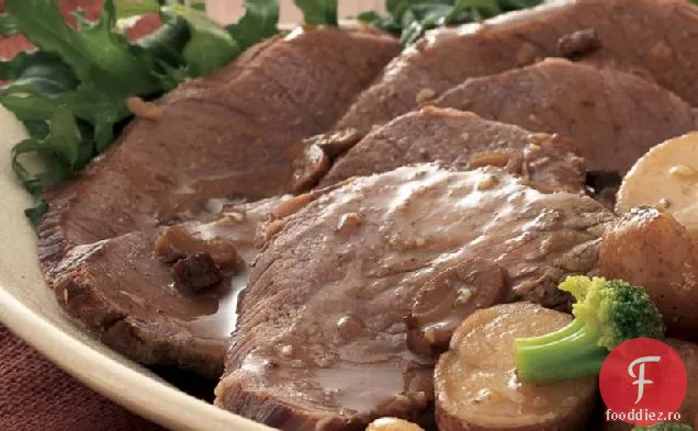 Slow-aragaz usturoi fiert carne de vită și cartofi