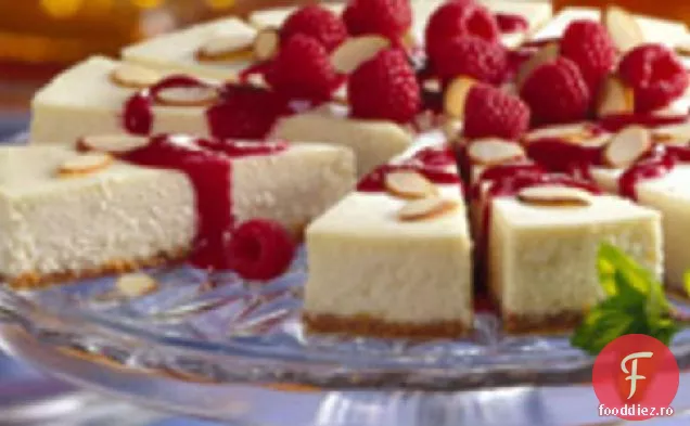 Cheesecake de migdale cu sos de zmeură