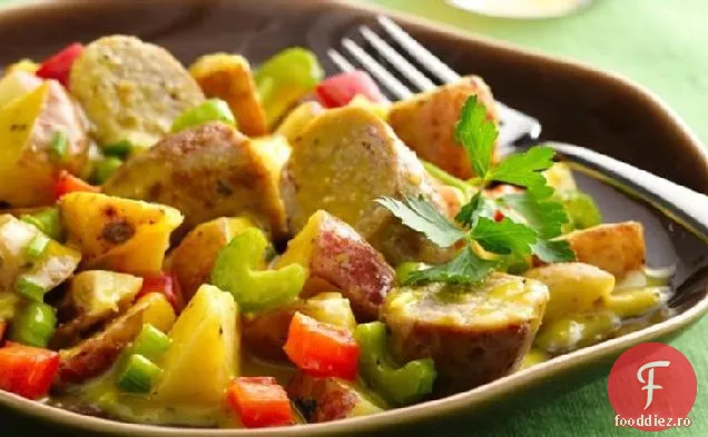 Salată caldă de cartofi cu muștar de miere cu cârnați
