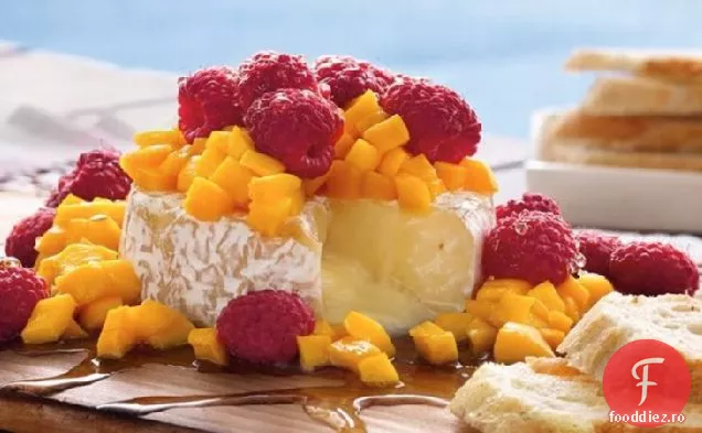 Brie și fructe de pădure cu scânduri de cedru