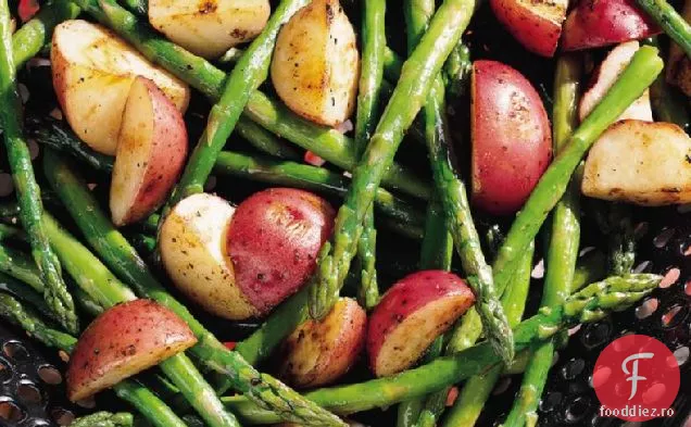 Sparanghel la grătar și cartofi noi