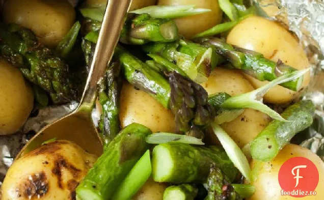 Pachet de folie de cartofi și sparanghel la grătar