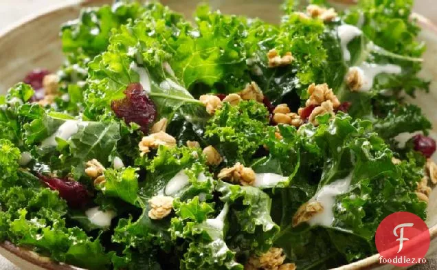 Salată crocantă de Kale cu vinetă de iaurt