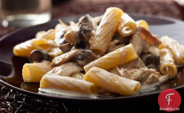Rigatoni cremoși cu pui și ciuperci