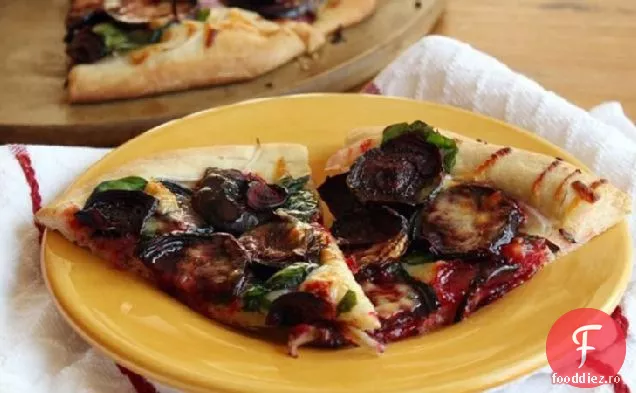 Sfeclă prăjită și pizza cu Cheddar alb