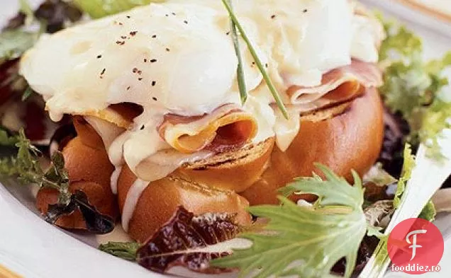 Sandvișuri cu Prosciutto și ouă Poșate cu sos de muștar-vin