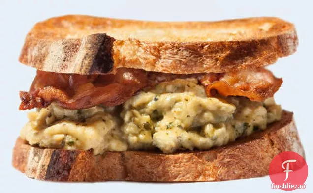 Sandwich de mic dejun cu Pesto - ouă amestecate și Pancetta crocantă