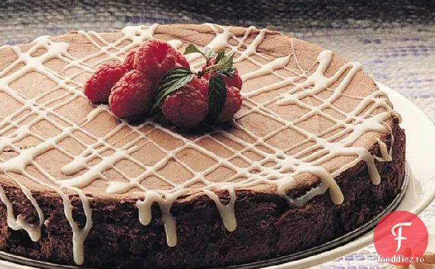 Cheesecake de ciocolată dulce-amăruie cu sos de trufe albe