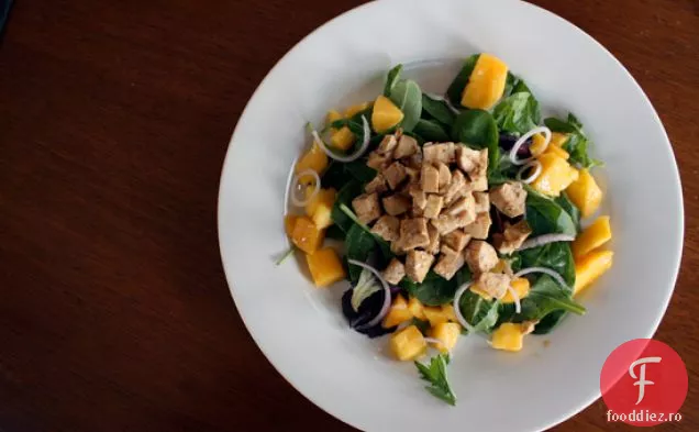 Salată De Pui Cu Muștar De Miere Cu Mango Și Ceapă Roșie