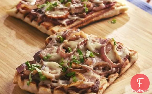 Pizza Kielbasa la grătar, ceapă caramelizată și busuioc