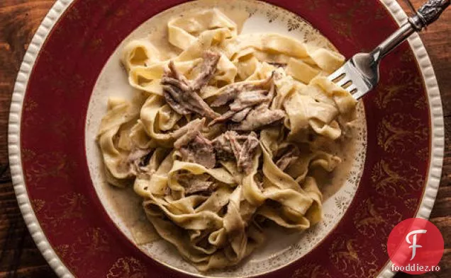 Ragu de umăr de porc fiert cu lapte cu Fettuccine proaspătă