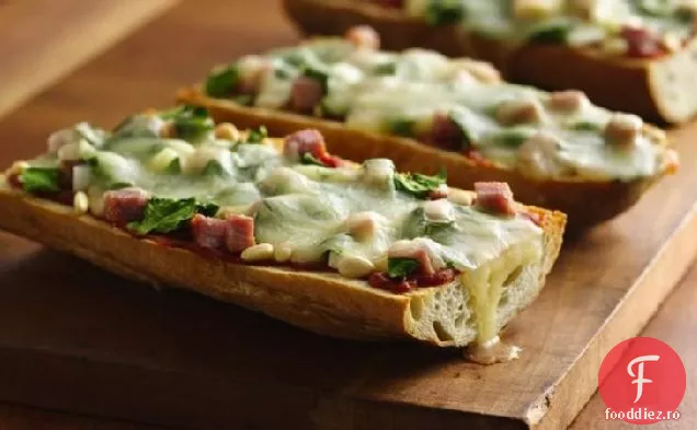 Pizza cu pâine franceză cu spanac și șuncă