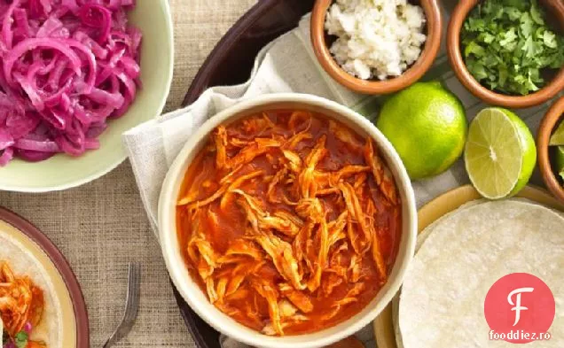Pui mărunțit cu Chile roșu pentru Tacos