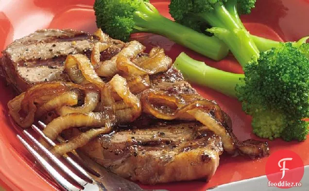 Fripturi la grătar frecate cu piper cu ceapă caramelizată
