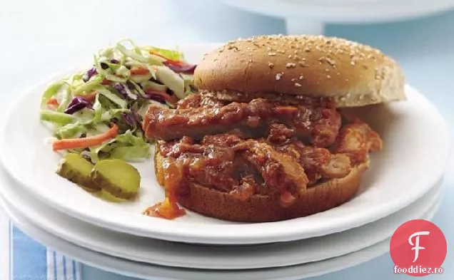 Carne de porc la grătar gătită lent pe chifle