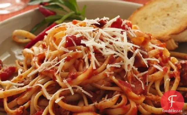 Linguine cu ceapă caramelizată și sos de roșii supărat