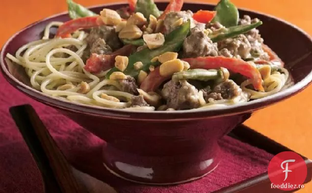 Carne de vită cu arahide thailandeze și păstăi de mazăre peste tăiței