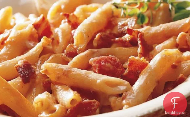 Penne cu roșii și brânză afumată