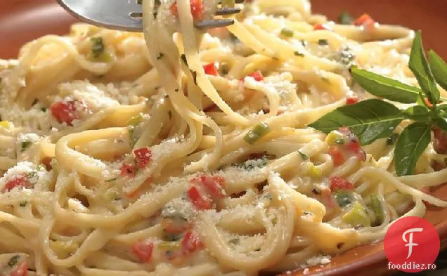Sos Alfredo cu ierburi peste Linguine