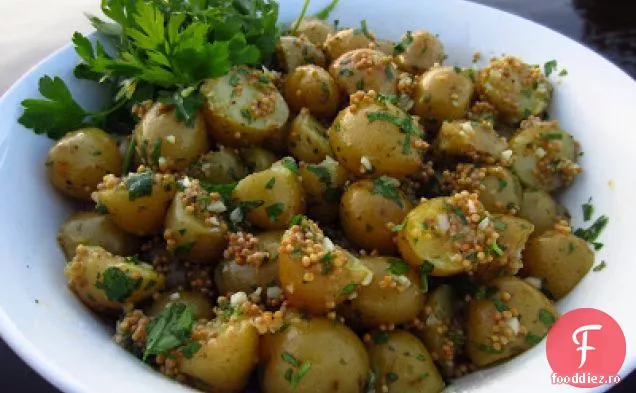 Salată de cartofi la grătar cu lămâie și semințe de muștar