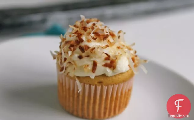 Cupcakes cu rom cu glazură de nucă de cocos