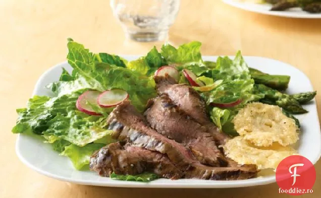 Salată de friptură de flanc la grătar cu chipsuri de parmezan